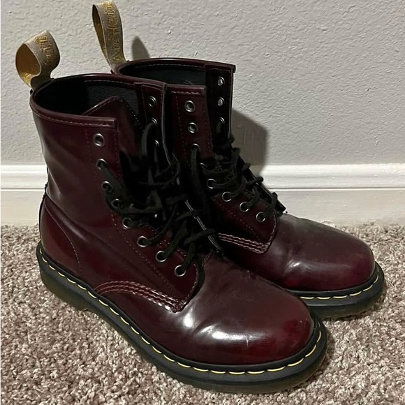 Dr. Martens women’s 8 Burgundy Boots - Picture 2 of 5